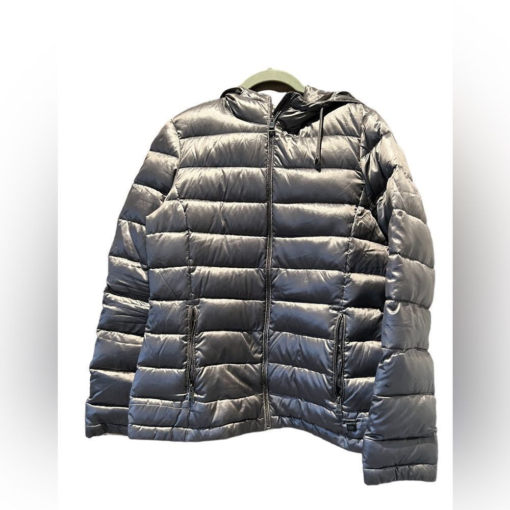 Andrew Marc Down filled packable jacket coat. Size Medium. Silver metallic color